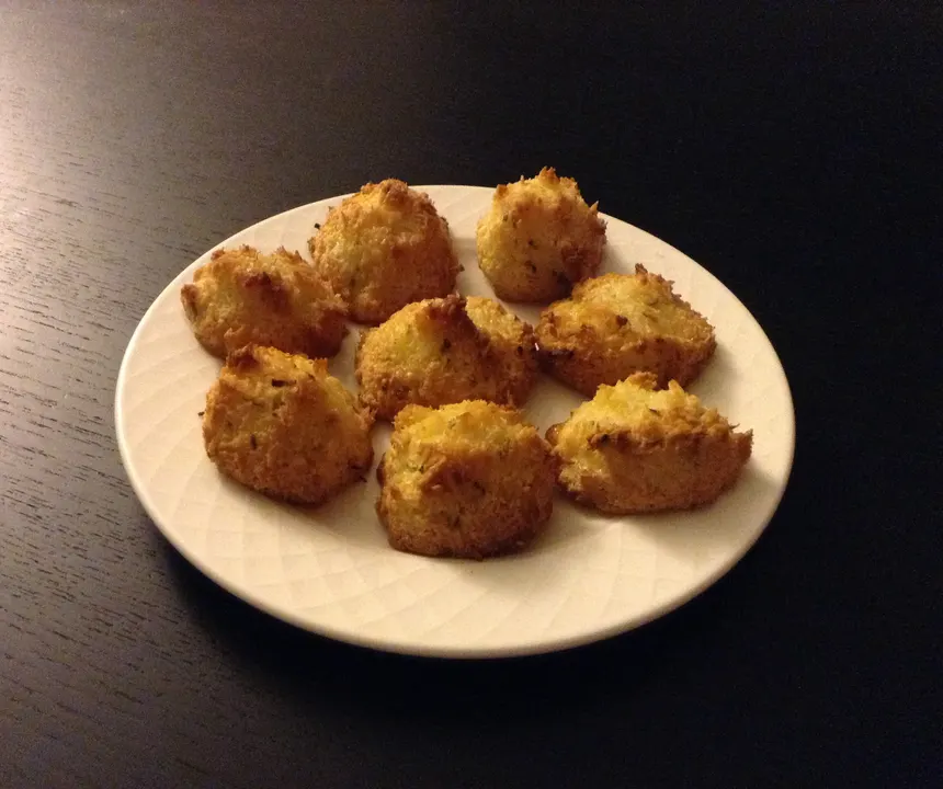 Rochers coco et citron vert dorés sur une assiette