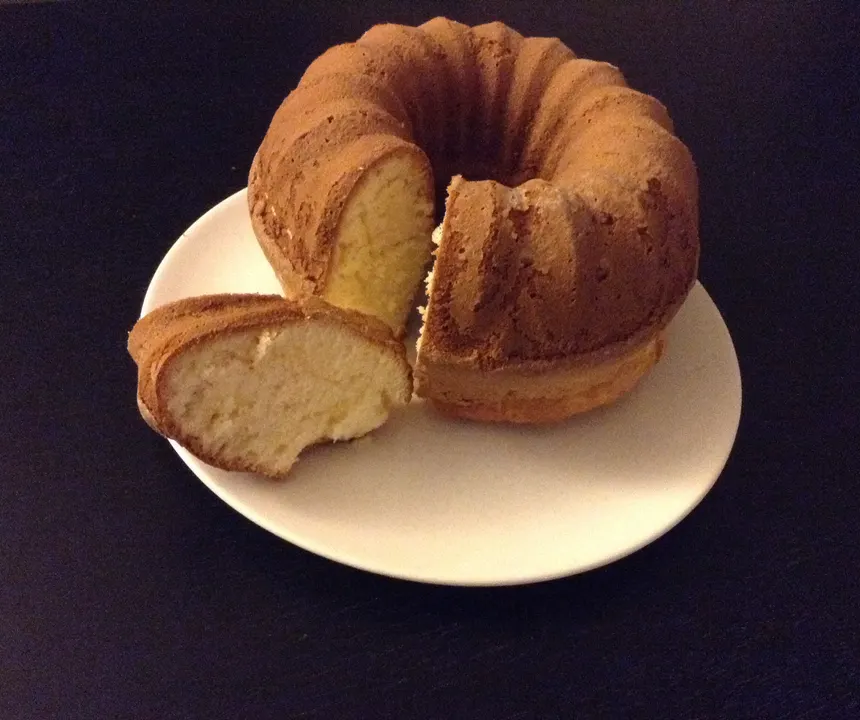 Gâteau au yaourt en couronne, une part coupée qui montre sa mie