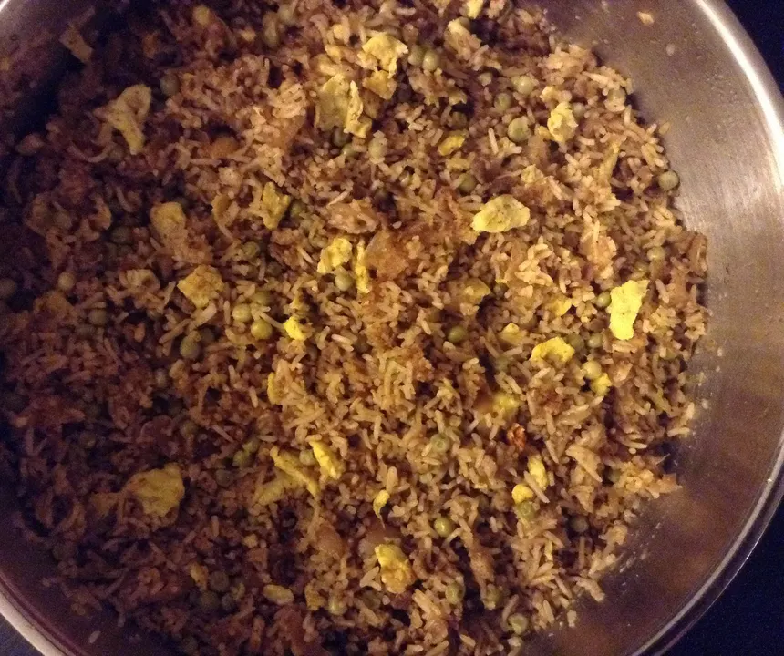 Riz cantonnais aux petits pois et à l’omelette dans une poêle