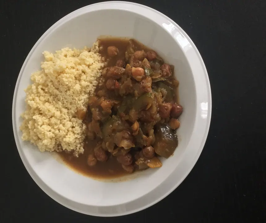 Tajine de légumes et de pois chiches servi avec de la semoule