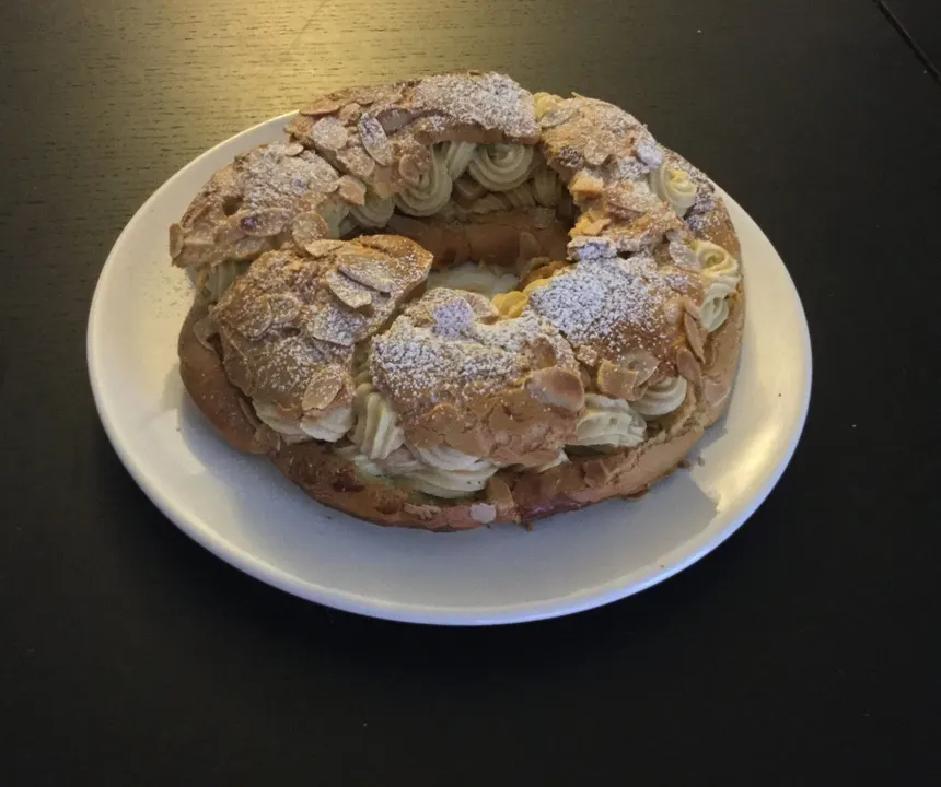 Paris-Brest aux amandes effilées, garni de crème