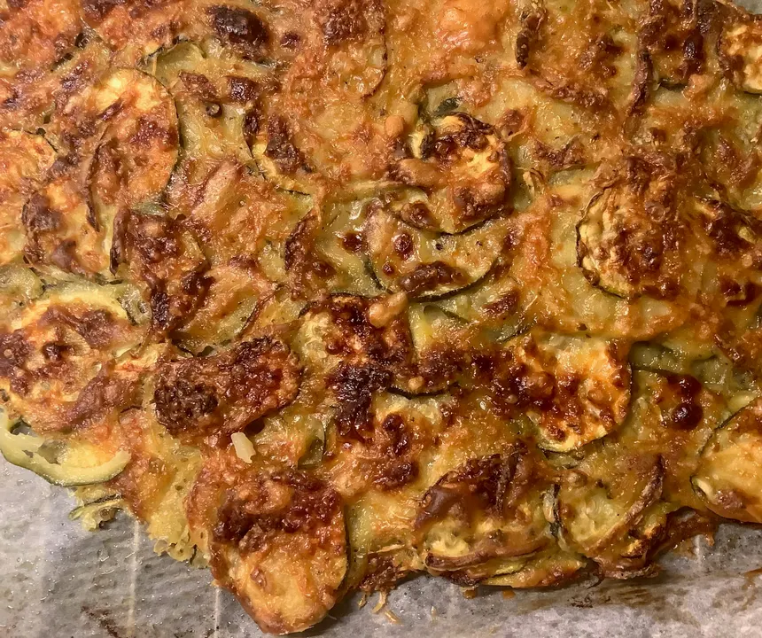 Scarpaccia dorée, fines rondelles de courgette gratinées