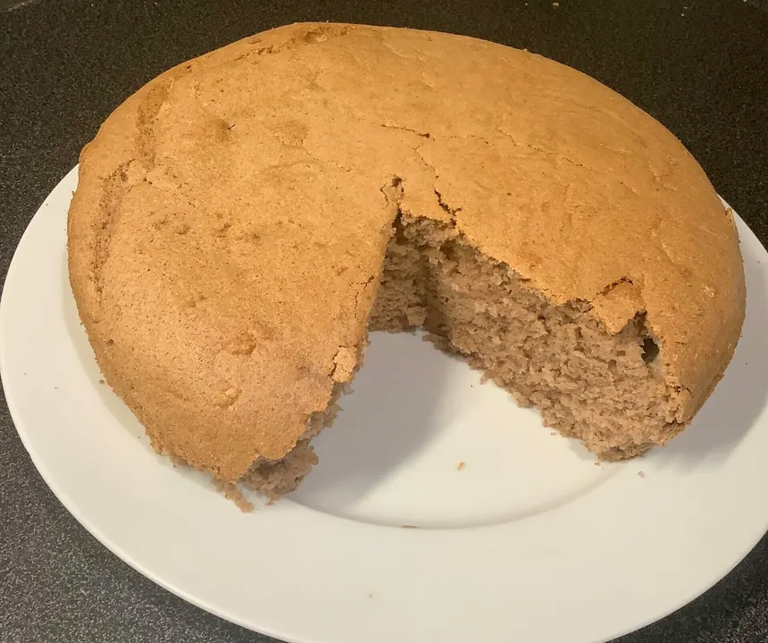 Moelleux à la châtaigne entamé sur une assiette