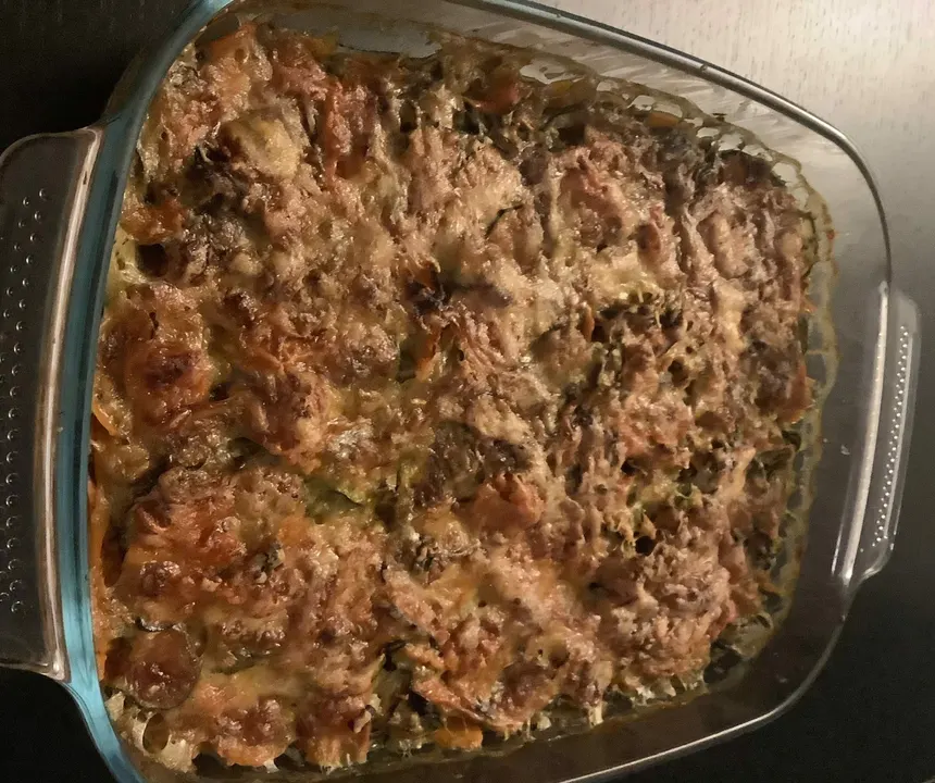 Gratin de courgettes et de carottes doré dans un plat en verre