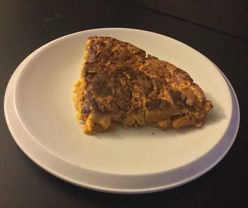 Part de tarte butternut gratinée sur une assiette
