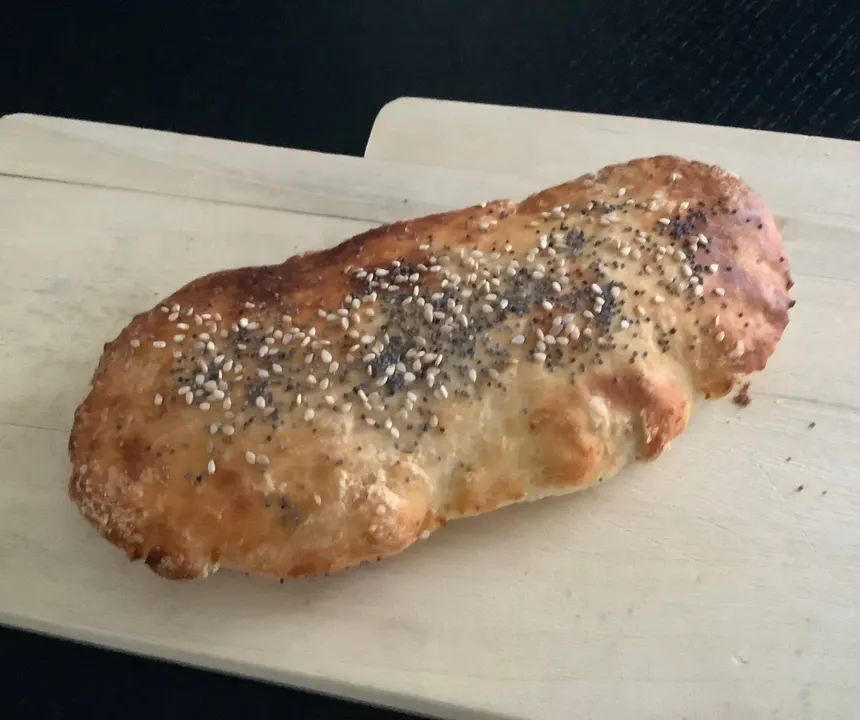Tartine rapide dorée, parsemée de sésame et de pavot, sur une planche