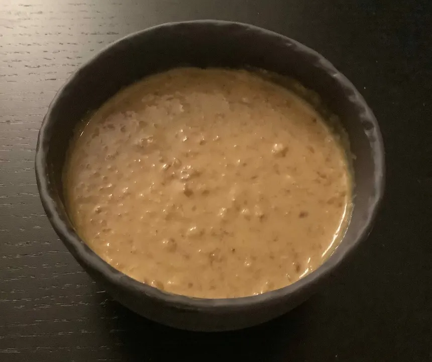 Sauce satay dans un bol noir