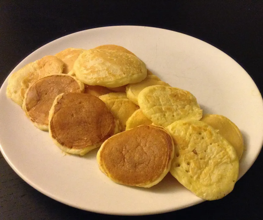 Blinis dorés en tas sur une assiette