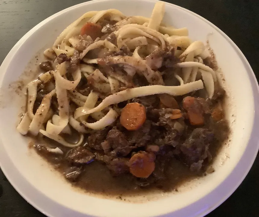 Daube de bœuf aux carottes servie avec des tagliatelles